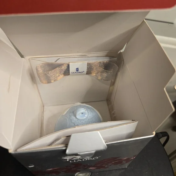 Lladro 2007 Porcelain White Bell Ornament - Picture 2 of 12